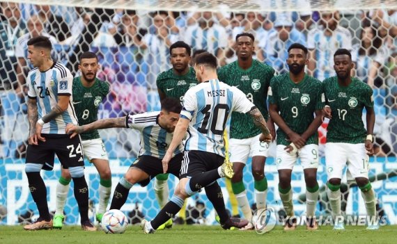 프리킥 차는 리오넬 메시 프리킥 차는 리오넬 메시 (루사일=연합뉴스) 임헌정 기자 = 22일(현지시간) 카타르 루사일 스타디움에서 열린 2022 카타르 월드컵 조별리그 C조 1차전 아르헨티나와 사우디아라비아 경기. 아르헨 리오넬 메시가 프리킥을 차고 있다. 2022.11.23 kane@yna.co.kr (끝)