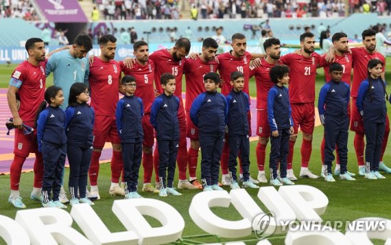 잉글랜드와 1차전 국가 연주 때 국가를 따라부르지 않는 이란 선수들. (AP Photo/Martin Meissner)