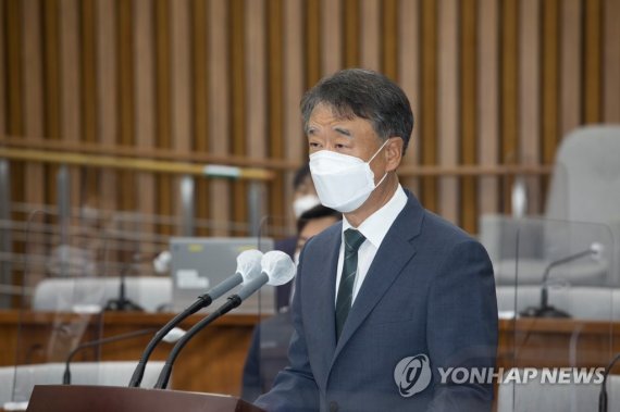 모두발언하는 오석준 대법관 후보자 (서울=연합뉴스) 백승렬 기자 = 오석준 대법관 후보자가 29일 국회에서 열린 인사청문회에서 모두발언을 하고 있다. 2022.8.29 [국회사진기자단] srbaek@yna.co.kr (끝)