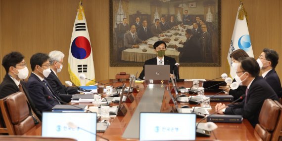 이창용 한국은행 총재가 24일 서울 중구 한국은행에서 열린 금융통화위원회 본회의를 주재하고 있다. /사진=뉴스1화상