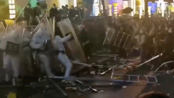 23일 중국 허난성 정저우의 훙하이정밀(폭스콘) 공장에서 공장 보안대와 노동자들이 충돌하고 있다.로이터뉴스1