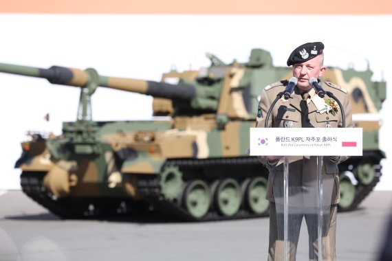 마치에이 야브원스키 폴란드 육군사령관이 19일 한화디펜스 창원 1사업장에서 열린 폴란드 수출 K9 자주포 초도물량 24문에 대한 출하식에서 축사하고 있다. (한화디펜스 제공) 2022.10.19/뉴스1