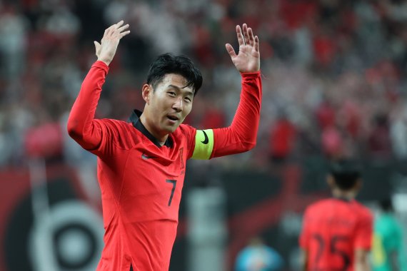 손흥민이 27일 오후 서울 마포구 상암동 서울월드컵경기장에서 열린 축구 국가대표 평가전 대한민국과 카메룬의 경기에서 선제골을 성공시킨 뒤 세리머니를 하고 있다. 2022.9.27/뉴스1 ⓒ News1 이광호 기자