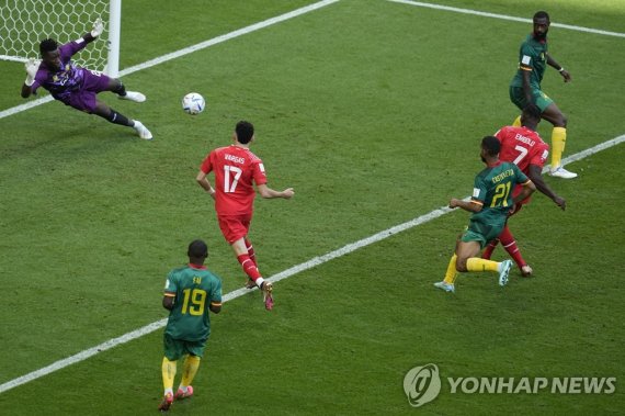 스위스, 카메룬 1-0 제압…카메룬 태생 엠볼로 결승골 Switzerland's Breel Embolo (7) scores his side's opening goal during the World Cup group G soccer match between Switzerland and Cameroon, at the Al Janoub Stadium in Al Wakrah, Qatar, Thursday, Nov. 24, 2022. (AP Photo/Ebrahim Noroozi)