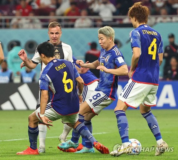 괴체도 어쩔 수 없는 일본의 수비 괴체도 어쩔 수 없는 일본의 수비 (알라이얀=연합뉴스) 김도훈 기자 = 23일 오후(현지시간) 카타르 알라이얀의 할리파 인터내셔널 스타디움에서 열린 2022 카타르 월드컵 조별리그 E조 독일과 일본의 경기. 독일 마리오 괴체의 패스가 일본 엔도 와타루, 아사노 다쿠마, 이타쿠라 고의 협력수비에 막히고 있다. 2022.11.24 superdoo82@yna.co.kr (끝)