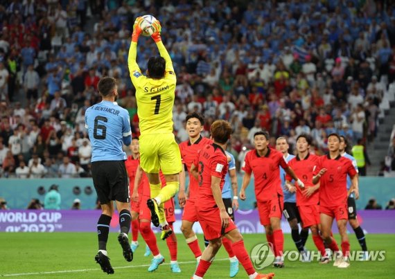 후반 마지막 위기 이겨내는 태극전사들 후반 마지막 위기 이겨내는 태극전사들 (알라이얀=연합뉴스) 김도훈 기자 = 24일 오후(현지시간) 카타르 알라이얀의 에듀케이션 시티 스타디움에서 열린 2022 카타르 월드컵 조별리그 H조 1차전 대한민국과 우루과이 경기. 대한민국의 골키퍼 김승규가 후반 막바지 우루과이의 코너킥을 막아내고 있다. 2022.11.24 superdoo82@yna.co.kr (끝)