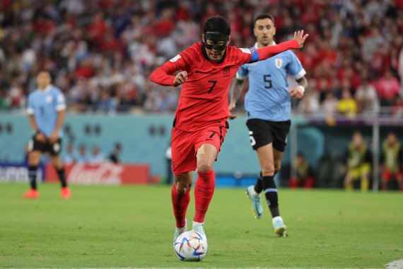 손흥민이 24일 오후(현지시간) 카타르 알라이얀 에듀케이션 시티 스타디움에서 열린 2022 카타르 월드컵 조별리그 H조 1차전 대한민국과 우루과이의 경기에서 상대문전을 향해 돌파를 시도하고 있다. 2022.11.25/뉴스1 ⓒ News1 이광호 기자