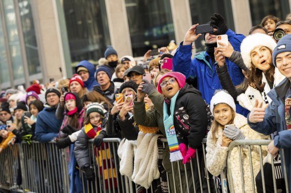[뉴욕=AP/뉴시스] 추수감사절인 24일(현지시간) 미국 뉴욕에서 메이시스 백화점이 마련한 추수감사절 퍼레이드가 열려 거리의 시민과 관광객들이 각종 풍선을 구경하고 있다. 올해 96회를 맞은 이 퍼레이드는 메이시스 백화점이 추수감사절을 이용해 판촉 행사로 시작한 것이 미국 추수감사절 대표 행사로 자리 잡았다. 2022.11.25.