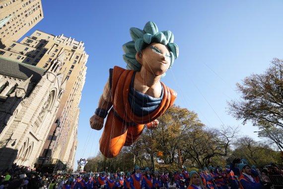 [뉴욕=AP/뉴시스] 추수감사절인 24일(현지시간) 미국 뉴욕에서 메이시스 백화점이 마련한 추수감사절 퍼레이드가 열려 드래곤볼의 손오공 풍선이 떠다니고 있다. 올해 96회를 맞은 이 퍼레이드는 메이시스 백화점이 추수감사절을 이용해 판촉 행사로 시작한 것이 미국 추수감사절 대표 행사로 자리 잡았다. 2022.11.25.