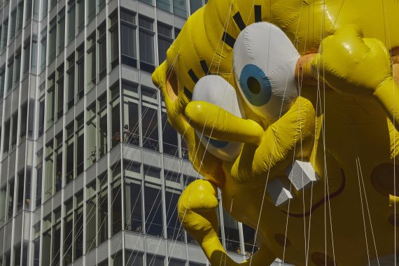 [뉴욕=AP/뉴시스] 추수감사절인 24일(현지시간) 미국 뉴욕 6번가를 따라 메이시스 추수감사절 퍼레이드가 열려 사람들이 네모바지 스폰지밥 풍선을 보고 있다. 2022.11.25.