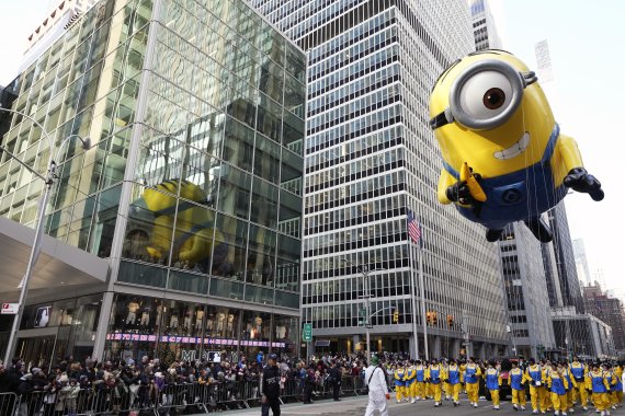 [뉴욕=AP/뉴시스] 추수감사절인 24일(현지시간) 미국 뉴욕에서 메이시스 백화점이 마련한 추수감사절 퍼레이드가 열려 미니언 스튜어트 풍선이 떠다니고 있다. 올해 96회를 맞은 이 퍼레이드는 메이시스 백화점이 추수감사절을 이용해 판촉 행사로 시작한 것이 미국 추수감사절 대표 행사로 자리 잡았다. 2022.11.25.