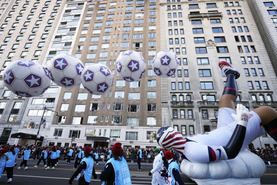[뉴욕=AP/뉴시스] 추수감사절인 24일(현지시간) 미국 뉴욕에서 메이시스 백화점이 마련한 추수감사절 퍼레이드가 열려 미국 축구팀을 상징하는 풍선이 이동하고 있다. 올해 96회를 맞은 이 퍼레이드는 메이시스 백화점이 추수감사절을 이용해 판촉 행사로 시작한 것이 미국 추수감사절 대표 행사로 자리 잡았다. 2022.11.25.
