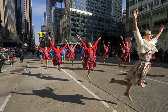 [뉴욕=AP/뉴시스] 추수감사절인 24일(현지시간) 미국 뉴욕에서 메이시스 백화점이 마련한 추수감사절 퍼레이드가 열려 플로리다주의 한 고등학교 무용단이 춤추고 있다. 올해 96회를 맞은 이 퍼레이드는 메이시스 백화점이 추수감사절을 이용해 판촉 행사로 시작한 것이 미국 추수감사절 대표 행사로 자리 잡았다. 2022.11.25.