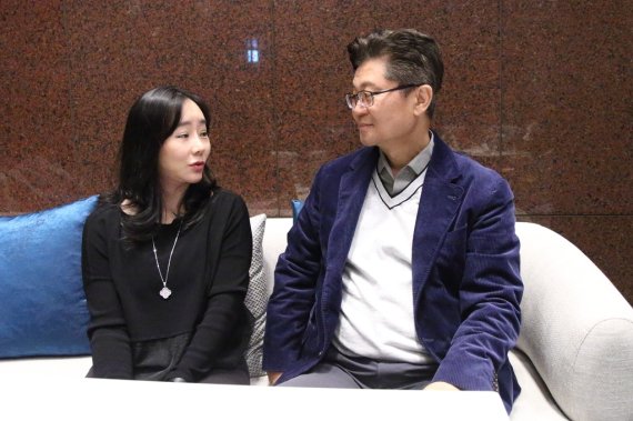 대화하는 김봉준·배문경 변호사 부부 (서울=연합뉴스) 성도현 기자 = 미국 뉴욕·뉴저지주에 있는 한인 로펌 '김앤배' 대표변호사 김봉준·배문경 부부가 23일 서울 강남의 한 카페에서 연합뉴스와 인터뷰 중 대화를 하고 있다. 2022.11.25 raphael@yna.co.kr