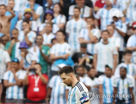 꼬여버린 메시의 '라스트 댄스' 첫 스텝 꼬여버린 메시의 '라스트 댄스' 첫 스텝 (루사일=연합뉴스) 임헌정 기자 = 22일(현지시간) 카타르 루사일 스타디움에서 열린 2022 카타르 월드컵 조별리그 C조 1차전 아르헨티나와 사우디아라비아 경기에서 1-2로 패한 아르헨티나의 리오넬 메시가 고개를 숙인 채 경기장을 나서고 있다. 2022.11.22 kane@yna.co.kr (끝)
