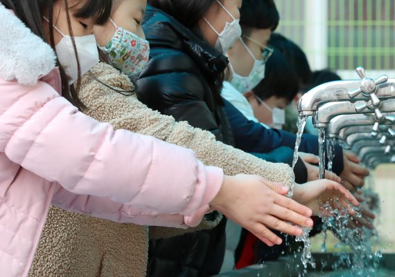 대구의 한 초등학교 학생들이 점심시간을 맞아 수돗가에서 손을 씻고 있다. 2020.1.28/뉴스1 ⓒ News1 공정식 기자