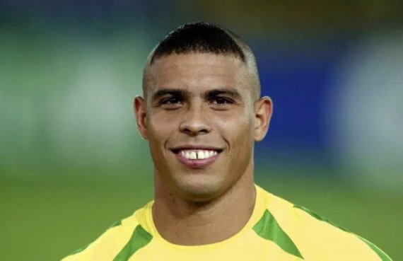 2002년 월드컵 당시 독특한 머리 스타일로 화제를 모았던 브라질 축구 스타 호나우두. (영국 매체 '커트오프사이드' 트위터 갈무리)