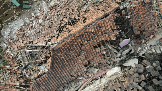 23일(현지시간) 인도네시아 서자바에서 규모 5.6 지진이 발생한지 사흘이 지난 가운데 한 주택의 지붕이 지진에 의해 내려앉은 모습. ⓒ 로이터=뉴스1 ⓒ News1 정윤영 기자