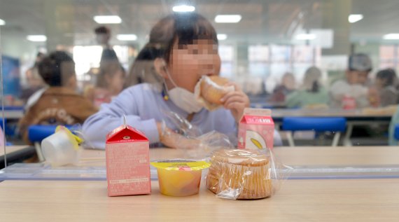 [광주=뉴시스] 류형근 기자 = 전국학교비정규직노동조합이 총파업을 단행한 가운데 25일 오전 광주 광산구 한 초등학교 급식실에서 초등생이 빵·우유로 급식을 하고 있다. 2022.11.25. hgryu77@newsis.com