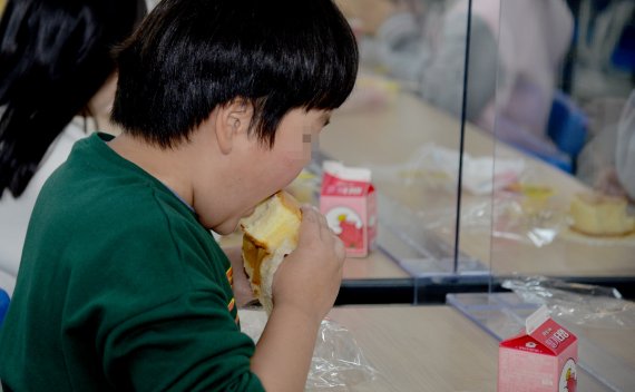 [광주=뉴시스] 류형근 기자 = 전국학교비정규직노동조합이 총파업을 단행한 가운데 25일 오전 광주 광산구 한 초등학교 급식실에서 초등학생들이 '빵·우유'로 급식을 대신하고 있다.<div id='ad_body3' class='mbad_bottom' ></div> 2022.11.25. hgryu77@newsis.com