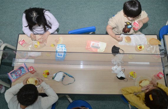 [광주=뉴시스] 류형근 기자 = 전국학교비정규직노동조합이 총파업을 단행한 가운데 25일 오전 광주 광산구 한 초등학교 급식실에서 초등생들이 '빵·우유'로 급식을 하고 있다. 2022.11.25. hgryu77@newsis.com