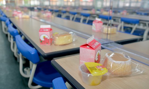 [광주=뉴시스] 류형근 기자 = 전국학교비정규직노동조합이 총파업을 단행한 가운데 25일 오전 광주 광산구 한 초등학교 급식실에서 초등학생들이 '빵·우유'로 급식을 대신하고 있다. 2022.11.25. hgryu77@newsis.com
