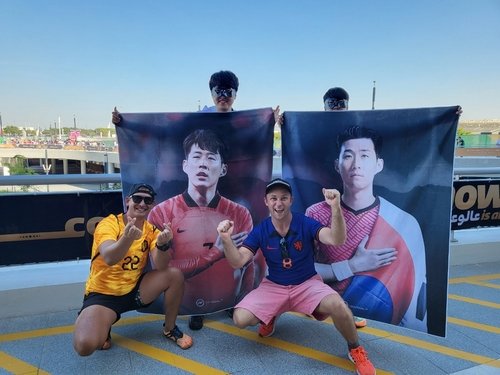 신왕철(왼쪽 위), 이강현(오른쪽 위) 씨와 한국을 응원하는 외국인 팬들 [촬영 장보인]