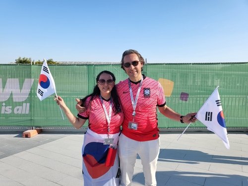 한국 대표팀 유니폼을 입은 에리카-마리오 플로레스 부부 [촬영 장보인]