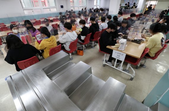 전국학교비정규직연대회의가 총파업에 들어간 25일 한 초등학교 급식실에서 학생들이 점심으로 도시락을 먹고 있다. 2022.11.25/뉴스1 ⓒ News1 윤일지 기자