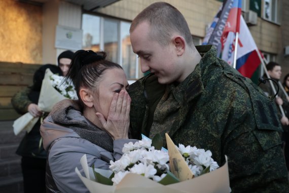 [암브로시이우카=AP/뉴시스] 1일(현지시간) 우크라이나 동부 도네츠크 인민공화국(DPR) 암브로시이우카에서 포로 교환 협정에 따라 석방된 한 군인이 어머니와 재회의 기쁨을 나누고 있다. 러시아와 우크라이나는 지난달 29일 양측 포로 교환 협상에 따라 각 52명씩 총 102명의 포로를 교환했다. 2022.11.01.