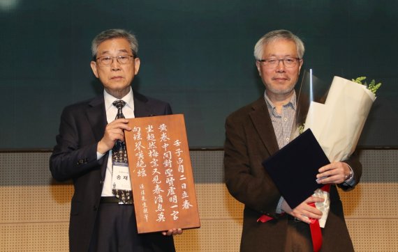 '제12회 퇴계상 수여식'에서 한형조(오른쪽) 한국학중앙연구원 교수가 학술상을 수상하고 있다. (사진=안동시 제공) *재판매 및 DB 금지