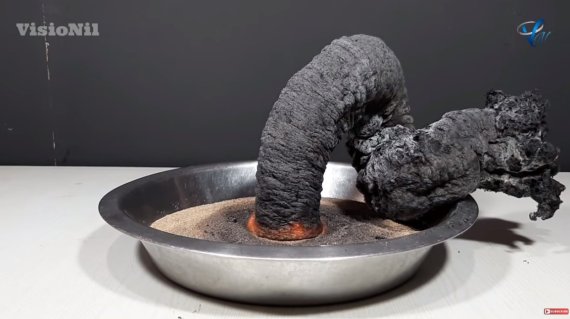 베이킹소다와 설탕으로 만들어낸 검은 기둥. (유튜브 갈무리)