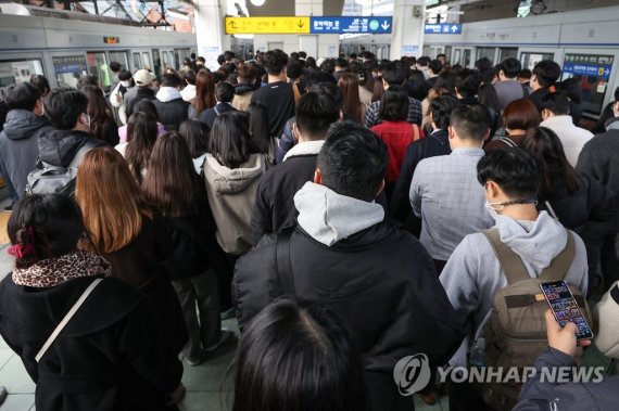 "철도노조 준법투쟁 계속" 서울지하철 1호선 일부 지연