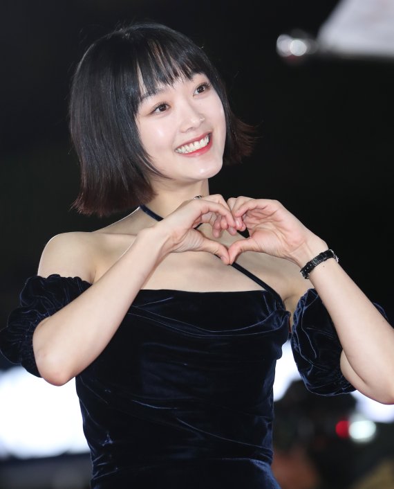 배우 정유미가 25일 서울 영등포구 KBS홀에서 열린 ‘제43 청룡영화상’ 시상식에서 하트를 그리고 있다. ⓒ News1 권현진 기자