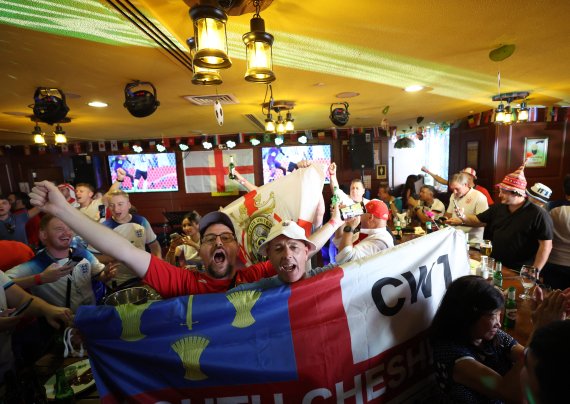 월드컵 특수에 힘입어 영국 경제가 지난해 11월 0.1% 성장하며 경기침체 위기를 일단 모면한 것으로 13일(현지시간) 확인됐다. 지난해 11월 25일 잉글랜드와 미국간 월드컵 경기에 앞서 런던의 한 술집에 영국 축구팬들이 모여들어 응원을 하고 있다. 로이터뉴스1
