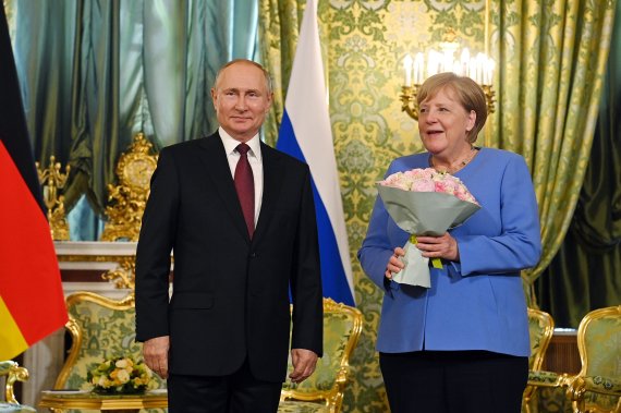 [모스크바/스푸트니크·AP=뉴시스] 앙겔라 메르켈 독일 전 총리(오른쪽)와 블라디미르 푸틴 러시아 대통령이 지난해 8월20일 모스크바 크렘린궁에서 회담에 앞서 사진을 찍고 있다.