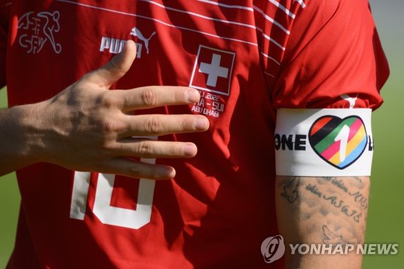 '무지개 완장'을 차고 있는 스위스 축구선수 epaselect epa10317650 Close up of Switzerland's midfielder Granit Xhaka with the "One Love" captain's armband as he sings the national anthem during a friendly soccer match between Switzerland and Ghana in preparation for the FIFA World Cup Qatar 2022, at the Sheikh Zayed Sp