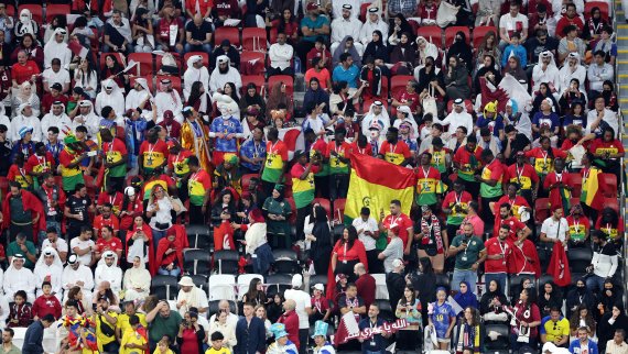 20일 오후(현지시간) 카타르 알코르 알베이트 스타디움에서 열릴 예정인 2022 카타르 월드컵 개막식을 앞두고 가나 축구팬들이 응원을 선보이고 있다. 이번 월드컵은 사상 처음으로 여름이 아닌 겨울에 중동에서 펼쳐지며 10회 연속 월드컵 본선 무대를 밟는 한국 축구대표팀은 2010년 남아공월드컵 이후 두 번쨰 원정 16강에 도전한다. 2022.11.21/뉴스1 ⓒ News1 이동해 기자