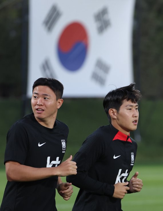 2022 카타르 월드컵 대표팀 권창훈(왼쪽)과 이강인이 25일(현지시간) 카타르 도하 알에글라 트레이닝 센터에서 대형 태극기를 배경으로 훈련을 하고 있다. 사진=연합뉴스