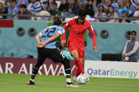 24일 오후(현지시간) 카타르 알라이얀 에듀케이션 시티 스타디움에서 열린 2022 카타르 월드컵 조별리그 H조 1차전 대한민국과 우루과이의 경기에서 손흥민이 드리블 돌파를 하고 있다. 2022.11.24/뉴스1 ⓒ News1 이광호 기자