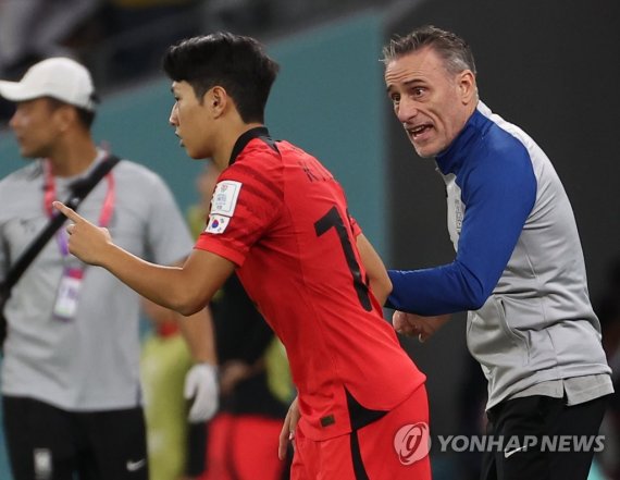 벤투 감독, 후반 이강인 투입 벤투 감독, 후반 이강인 투입 (알라이얀=연합뉴스) 임헌정 기자 = 24일 오후(현지시간) 카타르 알라이얀의 에듀케이션 시티 스타디움에서 열린 2022 카타르 월드컵 조별리그 H조 1차전 대한민국과 우루과이 경기 후반 파울루 벤투 감독이 교체멤버로 투입되는 이강인과 이야기를 나누고 있다. 2022.11.25 kane@yna.co.kr (끝)