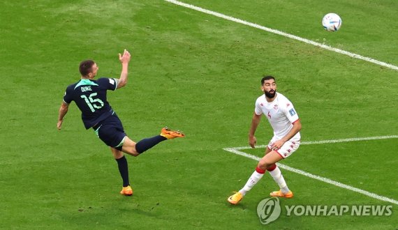 호주에 1승을 안긴 듀크의 헤더 epaselect epa10329546 Mitchell Duke (L) of Australia scores the opening goal during the FIFA World Cup 2022 group D soccer match between Tunisia and Australia at Al Janoub Stadium in Al Wakrah, Qatar, 26 November 2022. EPA/Abir Sultan