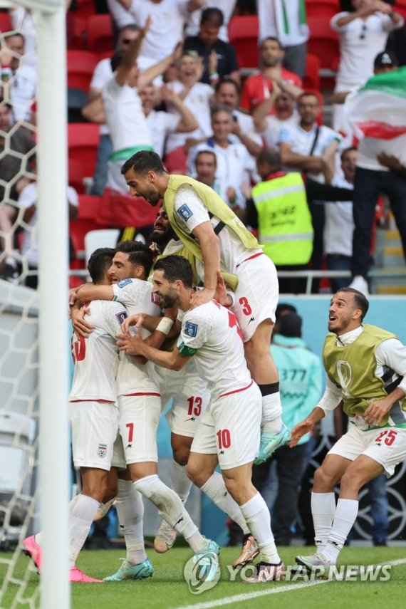 환호하는 이란 선수들 환호하는 이란 선수들 (알라이얀=연합뉴스) 김주성 기자 = 25일 오후(현지시간) 카타르 알라이이얀 아흐마드 빈 알리 스타디움에서 열린 2022 카타르 월드컵 조별리그 B조 2차전 웨일스 대 이란 경기. 두번째 골을 넣은 이란의 라민 레자이안이 선수들과 환호하고 있다. 2022.11.25 utzza@yna.co.kr (끝)