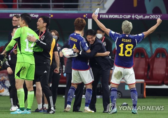 '내가 아사노' '내가 아사노' (알라이얀=연합뉴스) 임헌정 기자 = 23일 오후(현지시간) 카타르 알라이얀의 할리파 인터내셔널 스타디움에서 열린 2022 카타르 월드컵 조별리그 E조 독일과 일본의 경기에서 2-1 승리를 거둔 일본 대표팀의 아사노 다쿠마가 경기가 끝난 뒤 기뻐하고 있다. 2022.11.24 kane@yna.co.kr (끝)