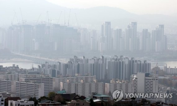 서울 금천구, 관악구, 구로구 등 서남권 지역의 중저가 아파트 가격이 큰 폭으로 하락하고 있다. 사진은 서울 남산에서 바라본 서울시내 아파트 모습. /연합뉴스