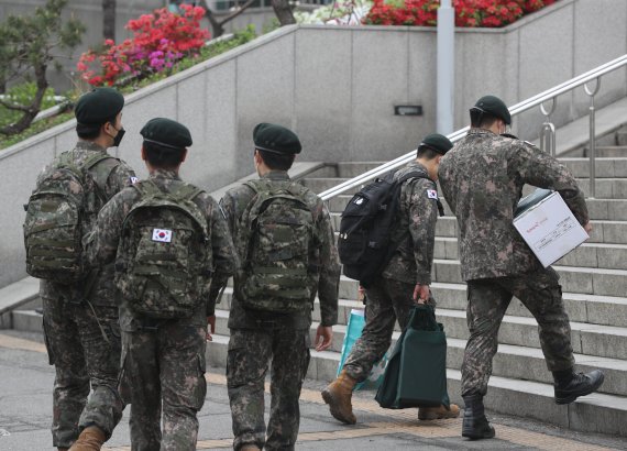 서울역을 이용하는 군 장병들의 모습. 사진=뉴스1