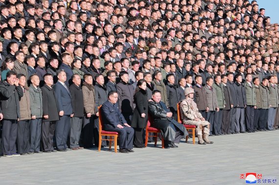 ICBM 공로자들과 기념사진을 촬영하고 있는 김정은 북한 국무위원장 /연합뉴스