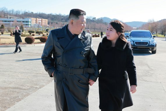 '화성-17형' 발사현장에 동행한 김정은 북한 국무위원장과 둘째딸. /뉴스1