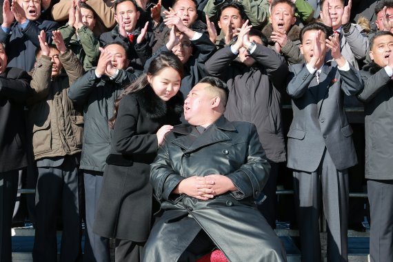 신형 대륙간탄도미사일(ICBM) '화성-17형' 시험발사 성공에 기여한 공로자들과 기념사진을 찍고 있는 김정은 북한 국무위원장과 둘째딸. /뉴스1