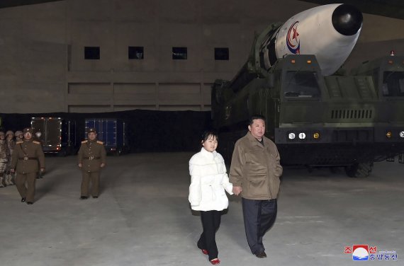 북한 조선중앙통신에 공개한 사진에 18일 김정은(오른쪽) 북한 국무위원장이 딸의 손을 잡고 화성-17형 대륙간탄도미사일(ICBM) 시험 발사장을 현지 지도하고 있다. /뉴시스